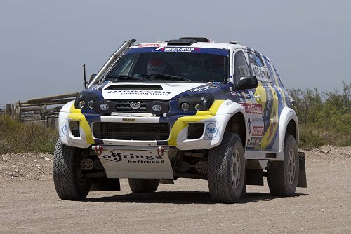 Dakar 2012: Nederlanders aangereden door truck, terwijl ze motorrijder hielpen